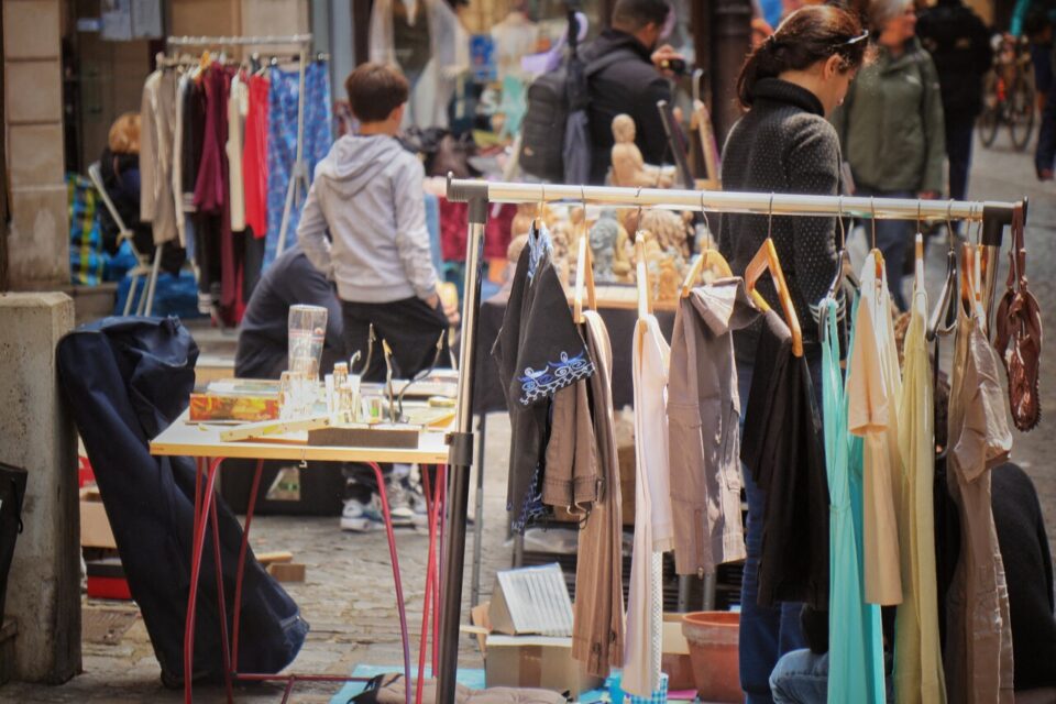 Vide-greniers de l'association « Place Jean GIONO du gris au vert »